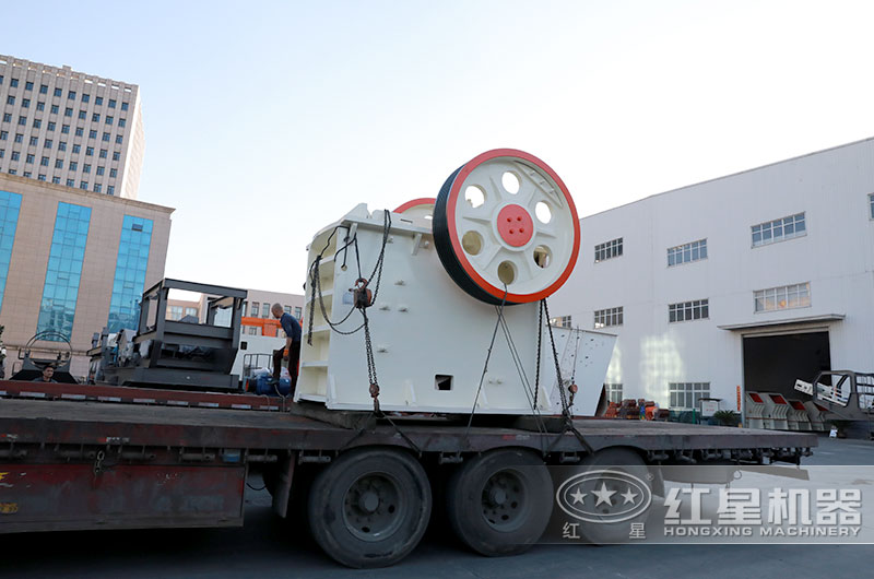 客戶PE系列顎式破碎機裝車發貨現場